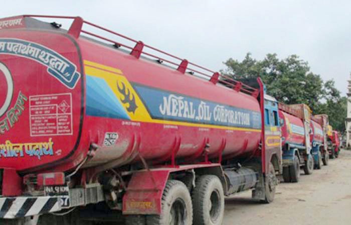 petrol-tanker_sZyF9YEJYK