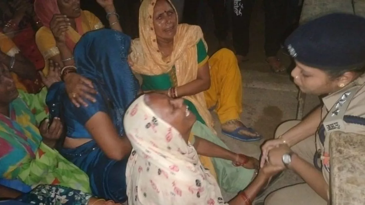 16_07_2023-co_rupali_rai_talking_to_relatives_after_the_death_of_six_people_23472554